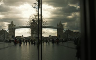 Verwendung von Spiegelungen und Reflexionen in der Architekturfotografie